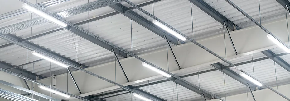 Montage von Beleuchtungssystemen in Produktionshalle